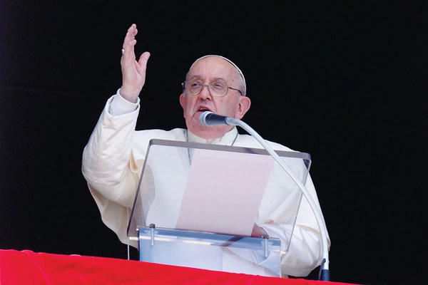  프란시스코 교황이 지난 14일 바티칸에서 기도회를 인도하는 모습. 교황은 중동 폭력의 ‘소용돌이’를 당장 중단해야 한다고 강조했다. [로이터]