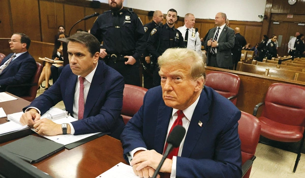  도널드 트럼프 전 대통령이 15일 뉴욕 맨해튼연방법원 피고석에 앉아 있다. 그는 전·현직을 통틀어 미국 역사상 처음으로 배심원 형사재판 피고로 법정에 선 대통령이 됐다. [로이터]