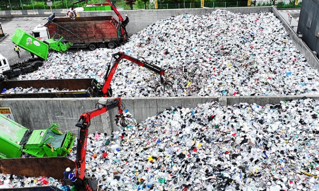 플라스틱 재활용 쓰레기가 가득 쌓여 있다. 연합뉴스