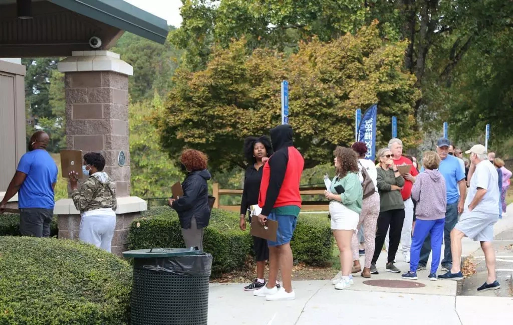 2022년 10월 귀넷카운티 숏티하웰 공원에 마련된 조기투표장을 찾은 유권자들이 줄을 서서 기다리고 있다.