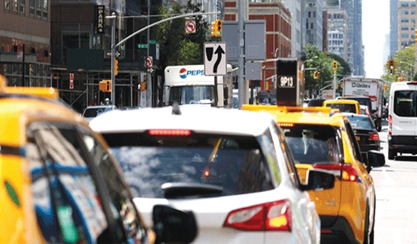  뉴욕 맨해턴 61스트릿과 웨스트엔드 애비뉴 교차로 위에 교통혼잡세 징수를 위한 카메라가 설치돼 있다. [로이터]