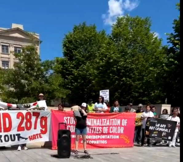조지아 라틴계 인권연맹 회원들이 1일 주청사 앞에서 시위를 하고 있다. <사진=조지아 라틴계 인권연맹 페이스북>