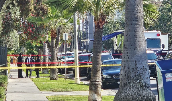  경찰에 의한 한인 정신질환자 총격 사망 사건이 발생한 LA 한인타운 아파트 앞에 경찰이 조사를 벌이고 있다. [황의경 기자]