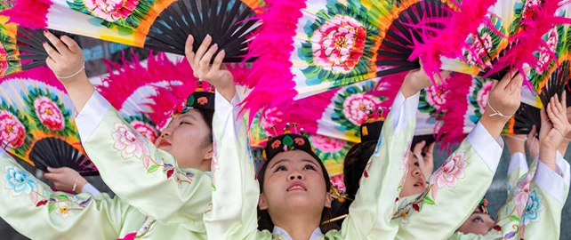 지난해 귀넷 다문화 축제에서 한인들이 부채춤 공연을 하고 있다.