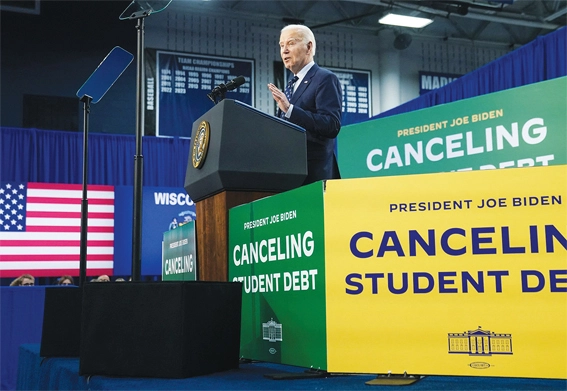 조 바이든 대통령이 지난 8일 위스콘신주 매디슨 에이리어 데크니컬 칼리지에서 새 연방 학자금 대출 탕감 계획을 발표하고 있다.				        <로이터> 