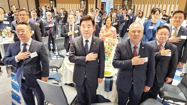 4일 동포간담회에서 김진표 국회의장과 제임스 안 LA 한인회장을 비롯한 한인사회 단체장들이 국민의례를 하고 있다. [박상혁 기자]