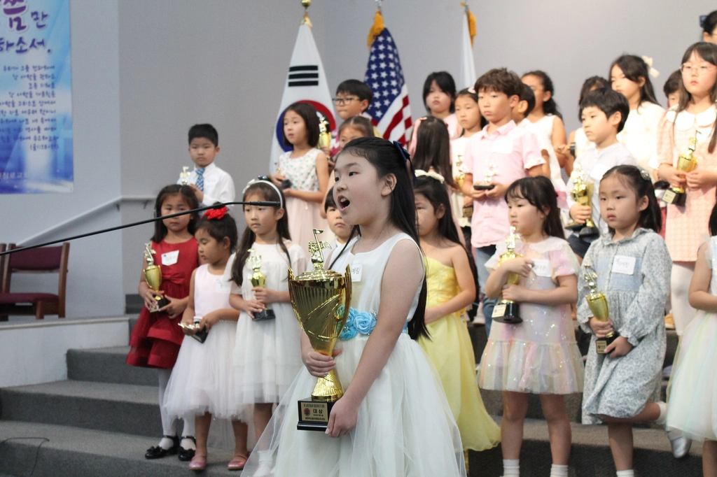 대상 수상자인 원예림 학생이 열창하고 있다.
