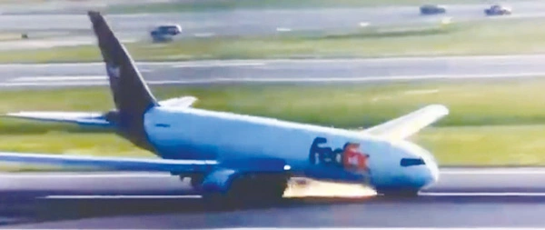 8일 이스탄불 국제공항에 동체착륙하는 페덱스의 보잉767 화물기. [연합]