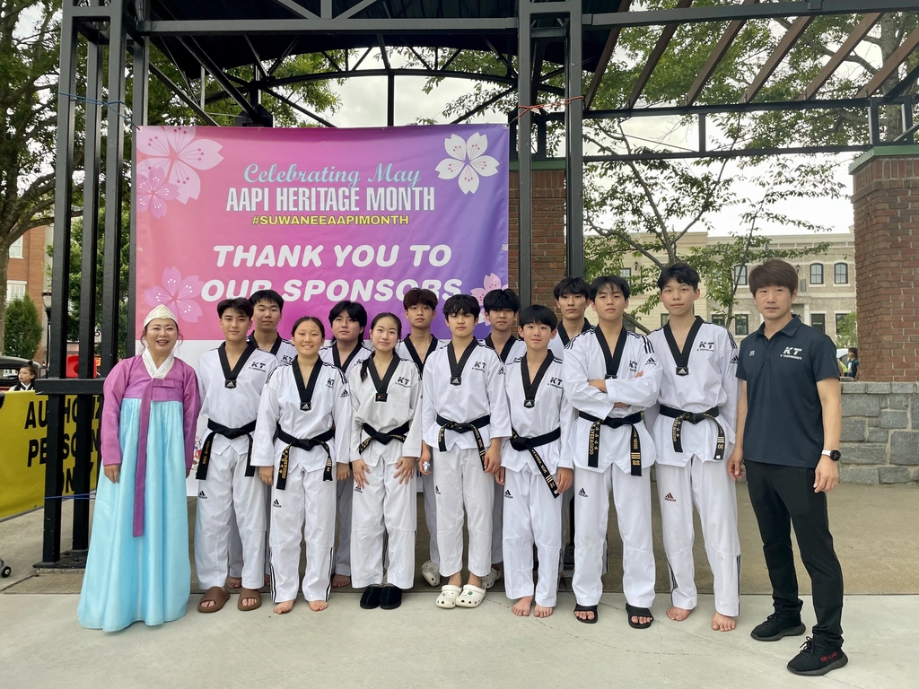 아시안문화유산의 달 축제에 참여한 K태권도 데모팀과 미쉘 강 대표.