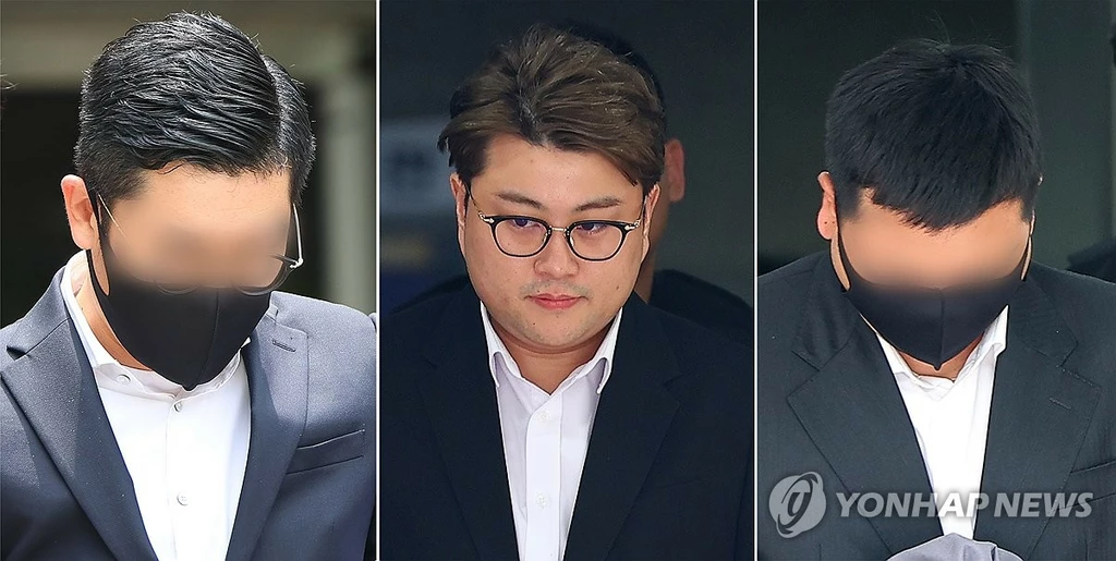 영장 심사 마친 가수 김호중과 소속사 관계자들= 음주 운전 뺑소니 혐의를 받는 가수 김호중과 이와 관련한 소속사 관계자들이 24일 구속 전 피의자 심문(영장실질심사)을 위해 법정에 출석했다.왼쪽부터 김씨 매니저에게 허위 자수를 지시한 혐의를 받는 소속사 생각엔터테인먼트 이광득, 음주 뺑소니 혐의의 가수 김호중, 김씨 차량의 블랙박스 메모리카드를 제거한 혐의를 받는 본부장 전모씨가 각각 영장심사를 마치고 서울중앙지법을 나서고 있다. <연합>