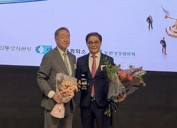 박형권 뷰티마스터 회장이 11일 2024 대한민국 글로벌리더 수상 뒤 장대환 매일경제 회장과 함께 했다.