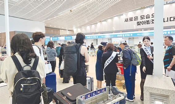 인천국제공항에 설치된 무인시스템 키오스크 앞에 이용객들이 줄을 선 모습.