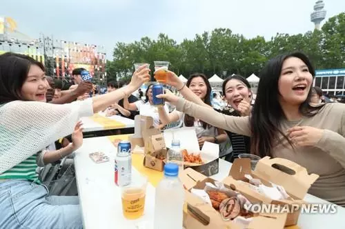 치맥 모임하는 사람들[연합뉴스 자료사진. 기사와 관계 없는 사진입니다.]