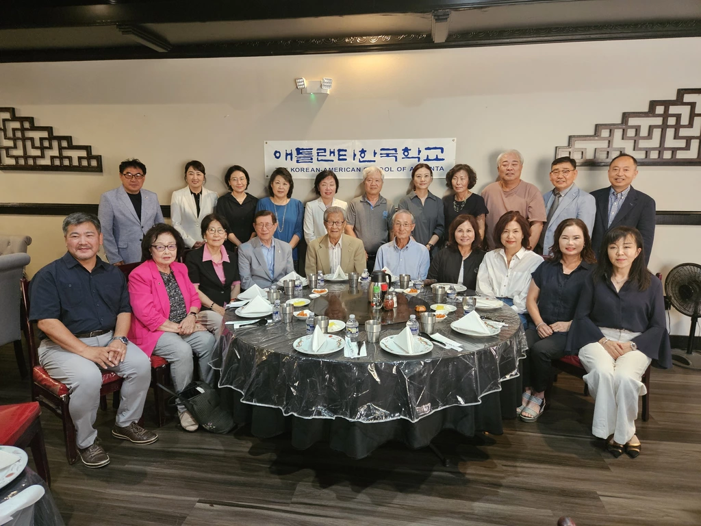 애틀랜타한국학교 이사진이 최주환 이사장 취임으로 새로 구성돼 20일 둘루스에서 상견례를 가졌다.