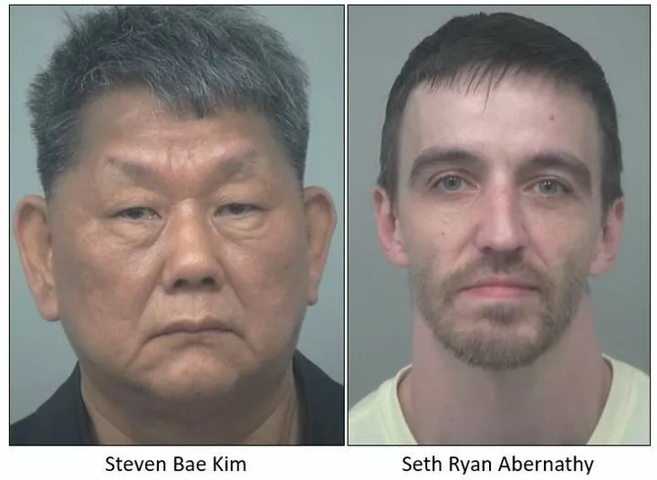 체포된 스티븐 배 김(왼쪽) 및 세스 애버내시.