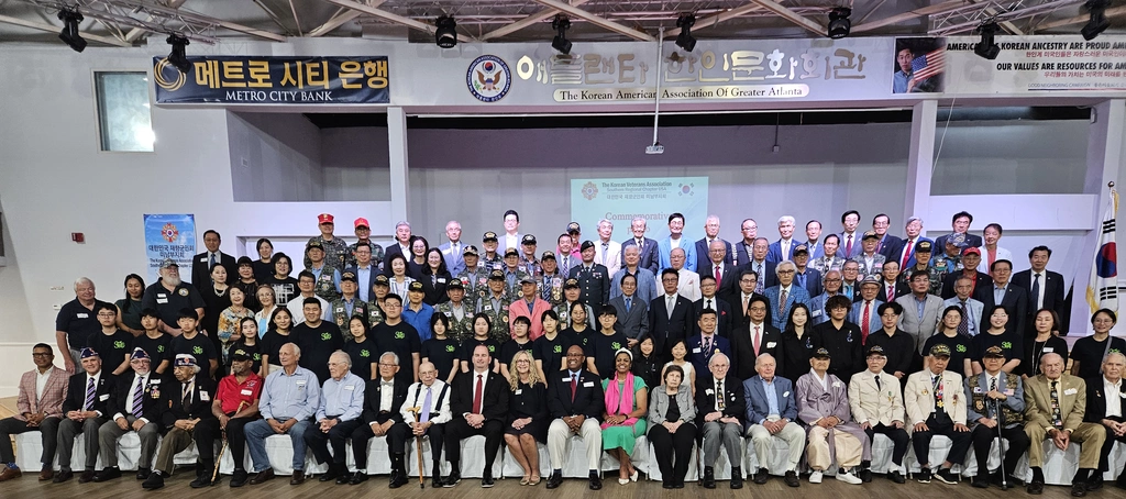 재향군인회 미남부지회 주최 제74주년 6.25 한국전쟁 기념식이 23일 오후 애틀랜타한인회관에서 열렸다. 행사 직후 참석자들이 기념사진을 찍고 있다.