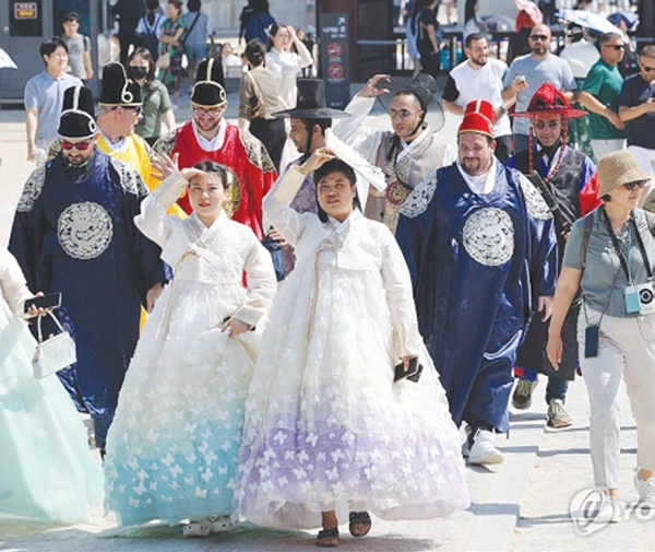  경복궁 관람하는 외국인 관광객. [연합]