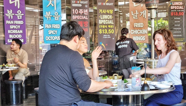  LA 한인타운 윌셔와 맨해턴 플레이스에 위치한 ‘별밤 기사식당’에서 한인과 비한인 손님들이 가정식 백반으로 점심을 즐기고 있다. [박상혁 기자]