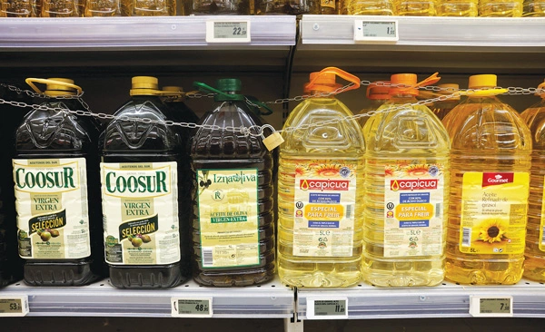  유럽 이상 고온 현상으로 올리브 흉작이 지속되면서 미국 슈퍼마켓에서 판매되는 올리브유가 가격이 치솟고 있다. [로이터]