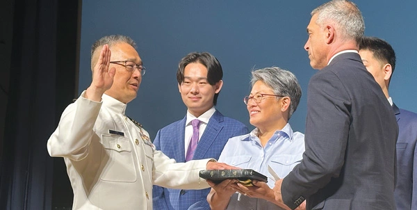  한인 역사상 최초로 연방 해안경비대 장성이 된 폴 정(맨 왼쪽) 제독이 가족들이 지켜보는 가운데 스캇 기버슨 예비역 해군 제독 주재로 진급 선서를 하고 있다. [이창열 기자]