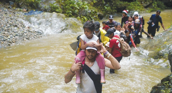  파나마 국경의 열대우림 ‘다리앤 갭’을 통과하고 있는 남미 출신 난민들. [로이터]