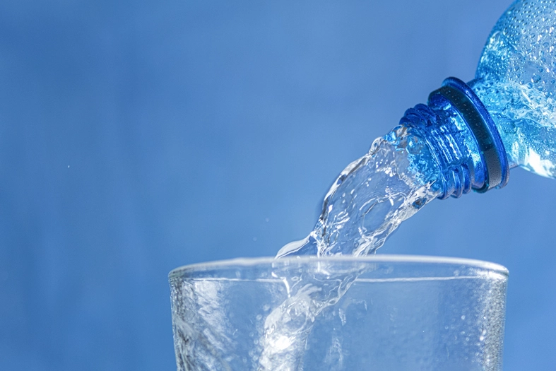 무더위에 더위를 타지 않기 위해서는 하루 1.5L 이상 물을 마시되 미네랄을 함께 섭취하는 것이 좋다.     	            <사진=Shutterstock>
