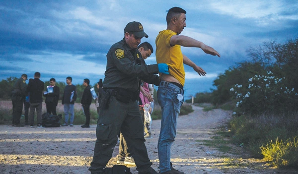 지난해 4월 텍사스주 국경에서 중국인 밀입국자가 국경수비대에 체포되는 모습. [로이터]
