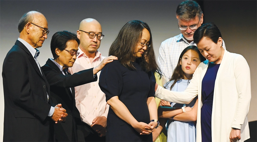 지난 1일 솔트레이크시티에서 열린 제226차‘미국장로’(PCUSA) 총회에서 정서기로 선출된 오지현 목사(왼쪽에서 네 번째)가 가족들과 함께 안수기도를 받고 있다.<PCUSA 홈페이지>