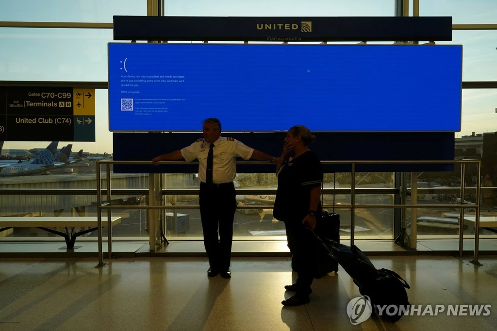 19일 뉴저지의 뉴어크 국제공항 전광판이 블루스크린으로 변했다.(뉴저지 로이터=연합뉴스) 