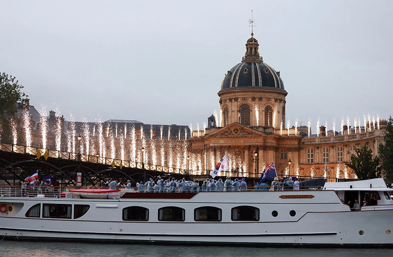  Paris 2024 Olympics - Opening Ceremony - Paris, France - July 26, 2024. Athletes of Costa Rica, South Korea and Cook Islands aboard a boat in the floating parade on the river Seine during the opening ceremony REUTERS