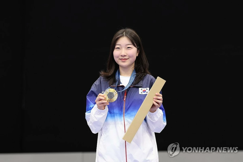 29일(현지시간) 프랑스 샤토루 슈팅 센터에서 열린 2024 파리올림픽 사격 공기소총 10m 여자 결선에서 금메달을 차지한 반효진이 메달을 들고 포즈를 취하고 있다. (샤토루[프랑스]=연합뉴스)