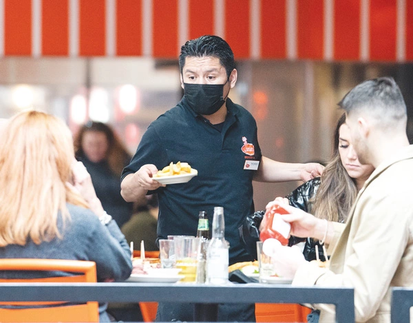  고물가와 노동시장 위축 등 불안전한 경제상황으로 인해 소비자들이 지갑을 닫고 있다는 경고가 잇따라 나오고 있다. [로이터]