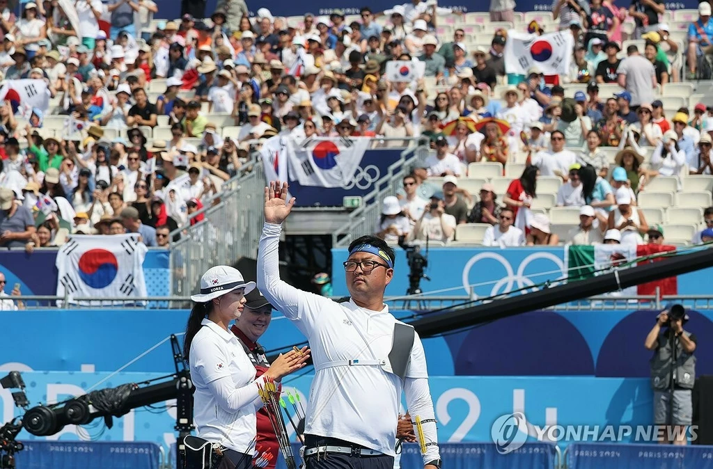 2일(현지시간) 프랑스 파리 레쟁발리드에서 열린 2024 파리올림픽 양궁 혼성 단체 독일과의 결승전에 출전하는 한국 임시현과 김우진이 관중에 인사하고 있다.(파리=연합뉴스) 