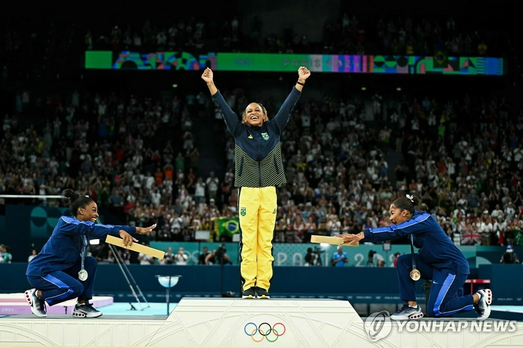 시상식에서 금메달리스트 안드라드를 축하해주는 미국 선수들.[AFP=연합뉴스]