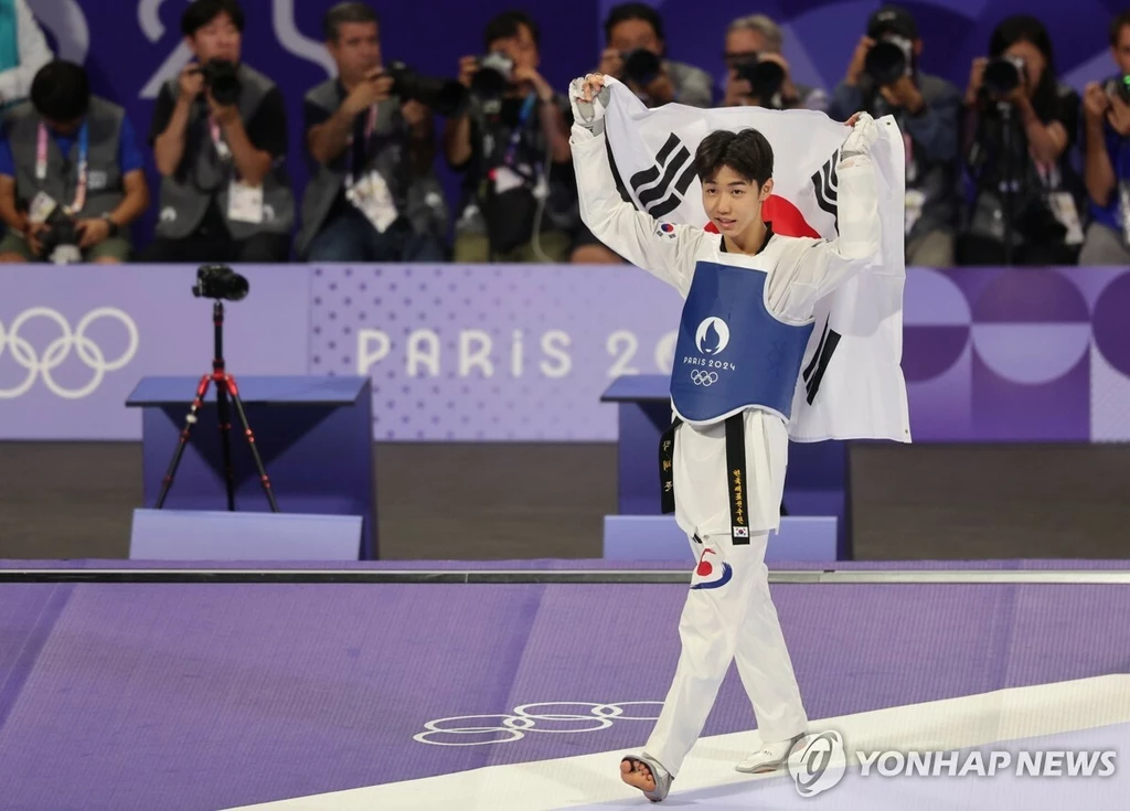 7일(현지시간) 프랑스 파리 그랑팔레 태권도경기장에서 열린 2024 파리올림픽 태권도 남자 58kg급 결승전에서 한국 박태준이 아제르바이잔의 가심 마고메도프에게 승리해 금메달을 따낸 뒤 기뻐하고 있다.(파리=연합뉴스)