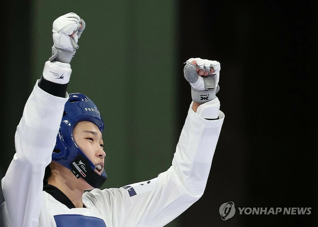 8일(현지시간) 프랑스 파리 그랑팔레 태권도경기장에서 열린 2024 파리올림픽 태권도 여자 57kg급 준결승에서 중국의 뤄쭝스를 꺾고 결승에 오른 한국 김유진이 기뻐하고 있다. (파리=연합뉴스)