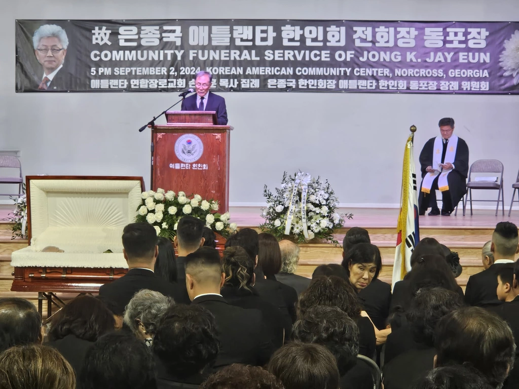 2일 열린 은종국 전 애틀랜타 한인회장의 장례예배에서 박선근 장례위원장이 추모사를 하고 있다.