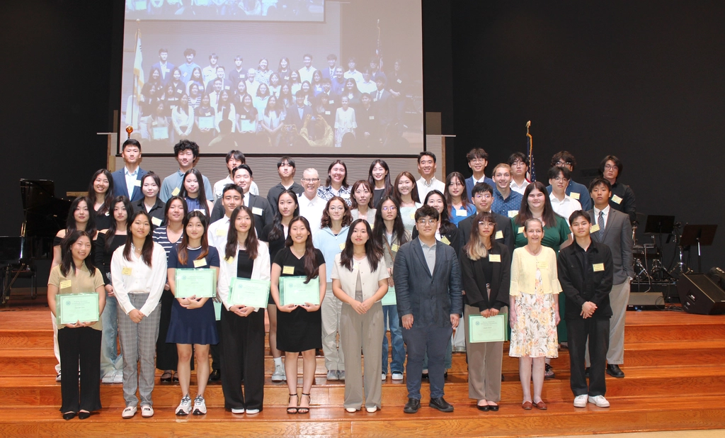 14일 오후 5시, 한미장학재단(KASF) 남부지부(회장 심영례)가 제34회 장학금 시상식에 참여한 학생들이 기념사진을 찍고 있다. 