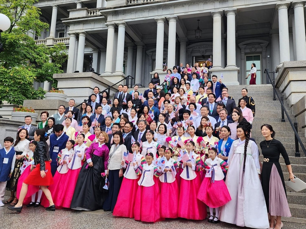 17일 오후 백악관 행정동인 아이젠하워 빌딩에서 사상 첫 한국 추석 축하행사가 열렸다. 사진은 기념촬영을 하는 행사 참석자들.(워싱턴=연합뉴스)