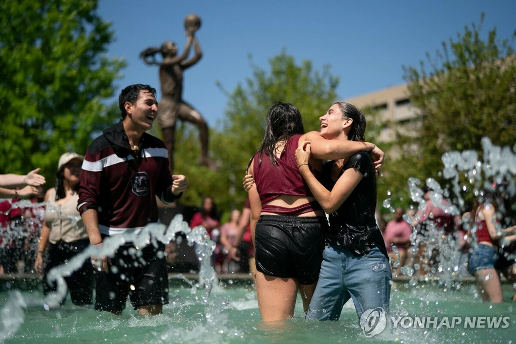 지난 4월8일 미국대학스포츠협회(NCAA) 여자 농구 우승 자축하는 사우스캐롤라이나대 학생들. 2024.9.28 [AFP=연합뉴스 자료사진]