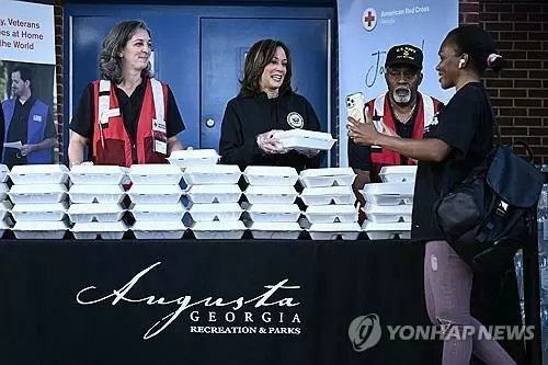 허리케인 피해지역에서 식사 배급활동을 돕는 카멀라 해리스 미국 부통령[AFP=연합뉴스. 재판매 및 DB 금지]