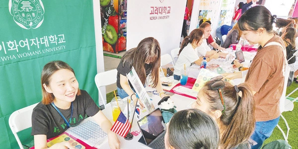  지난 5일 부에나팍 소스몰에서 열린 한국유학박람회에서 한국 대학 관계자들이 상담을 하고 있다. [박상혁 기자]