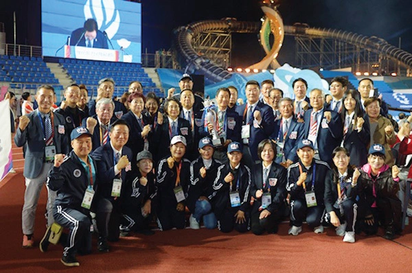  지난 17일 경남 김해에서 폐막된 제105회 전국체전에서 해외동포 종합우승을 차지한 미국 선수단이 파이팅을 외치고 있다. [재미국대한체육회 제공]