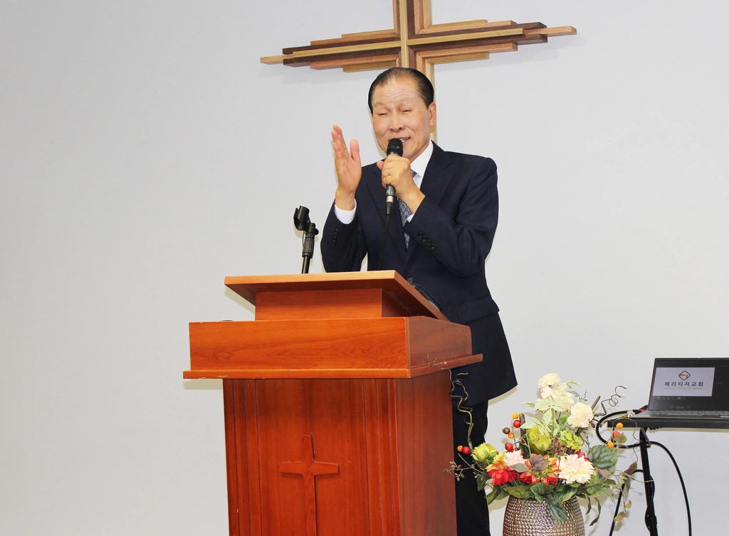 이영환 목사(현 제주 헤리티지훈련원원장, 대전한밭제일교회 원로)가“고통을 정면으로 돌파하라”는 말씀으로 설교하고 있다.  