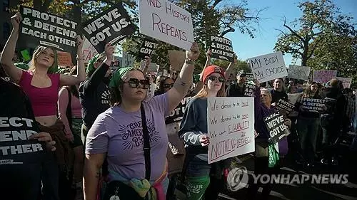 트럼프 전 대통령 당선 후 열린 여성 인권 지지 시위[로이터=연합뉴스]