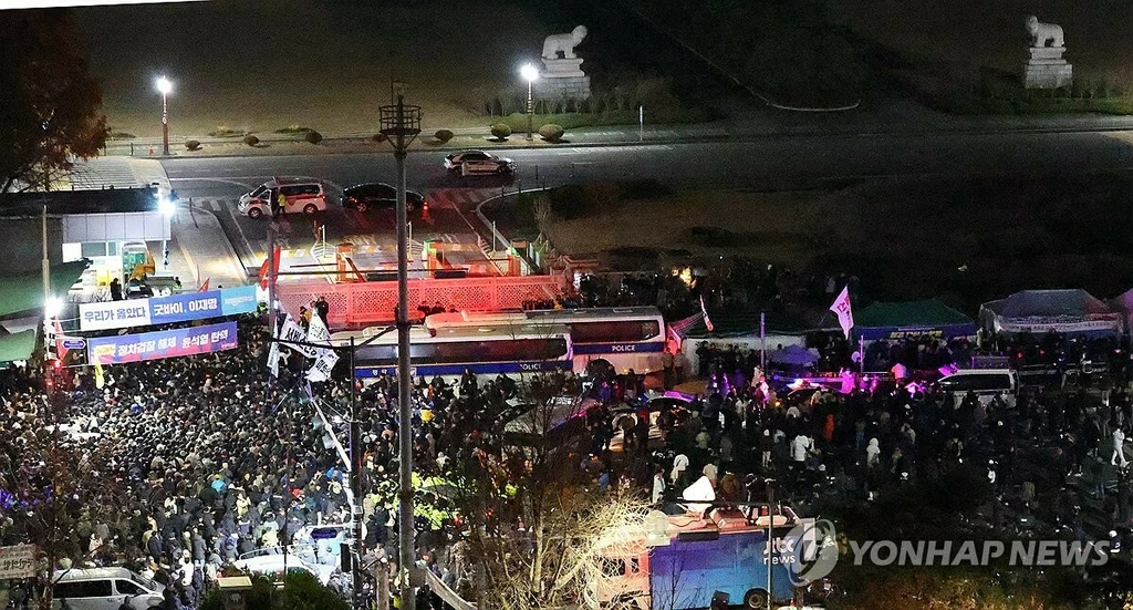 계엄령 선포에 국회 앞은 아수라장(서울=연합뉴스) 김도훈 기자 = 윤석열 대통령이 3일 저녁 비상계엄을 선포한 가운데 4일 새벽 서울 여의도 국회의사당 앞에서 계엄령 선포에 반대하는 시민과 경찰 병력이 대치하고 있다.