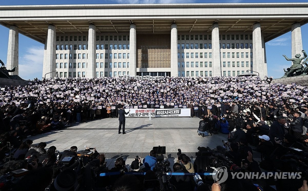 <대통령 사퇴촉구 탄핵추진 비상시국대회> 4일 서울 여의도 국회 본청 앞 계단에서 열린 '윤석열 대통령 사퇴촉구 탄핵추진 비상시국대회'에서 더불어민주당 이재명 대표를 비롯한 야당 의원과 참가 시민들이 구호를 외치고 있다