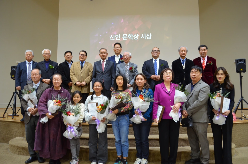 애틀랜타문학회 신인 문학상 수상자들이 포즈를 취하고 있다. 