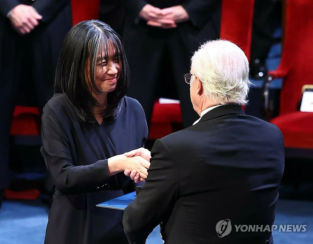  2024 노벨문학상 수상자인 한강 작가가 10일(현지시간) 스웨덴 스톡홀름 콘서트홀에서 열린 시상식에서 칼 구스타프 16세 스웨덴 국왕으로부터 노벨문학상 메달과 증서를 받고 있다.(스톡홀름=연합뉴스)