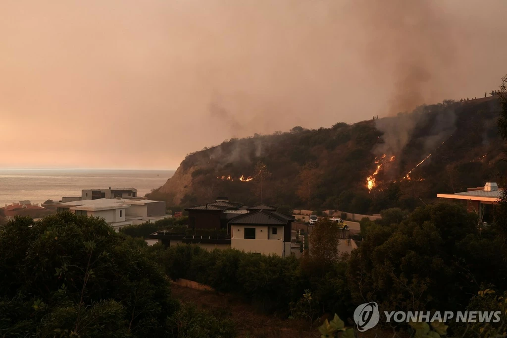 말리부 해변에서 산불의 위협을 받고 있는 저택들
[로이터=연합뉴스. 재판매 및 DB 금지]